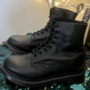 Doc Martens women’s Pascale Mono, black, Size 9 US.